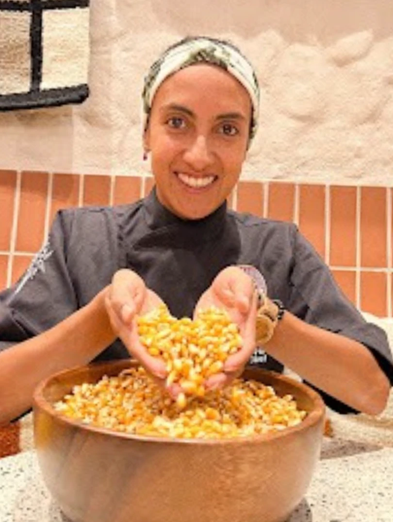 Chef July Velasquez, fundadora de Peltre, en la cocina con maíz de la plaza