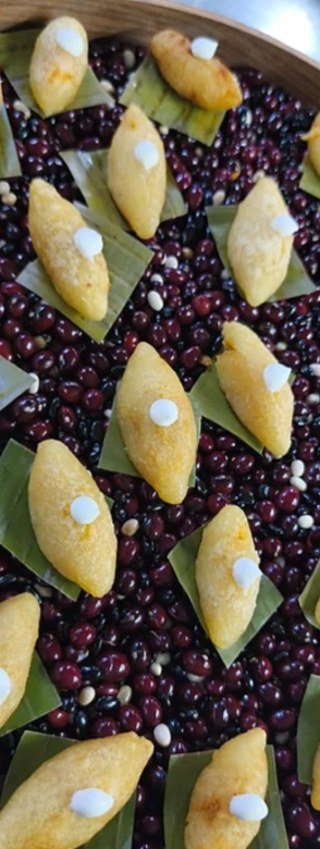 Carimañolas sobre frijoles