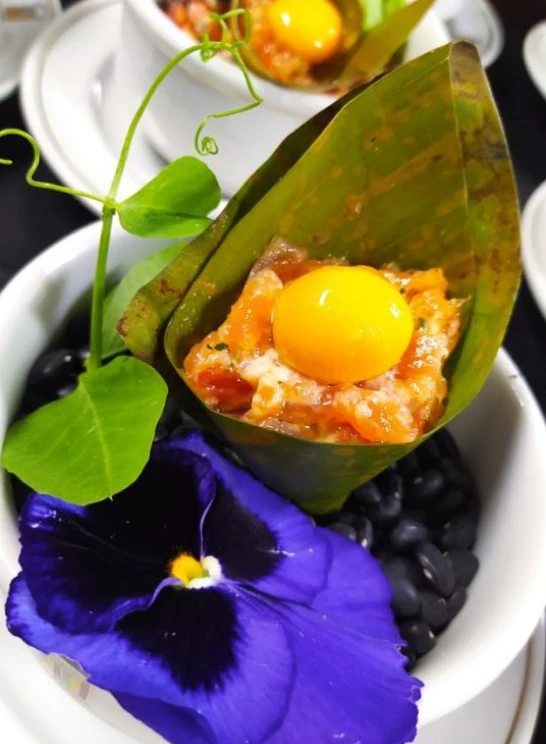 Tartar en hoja con yema