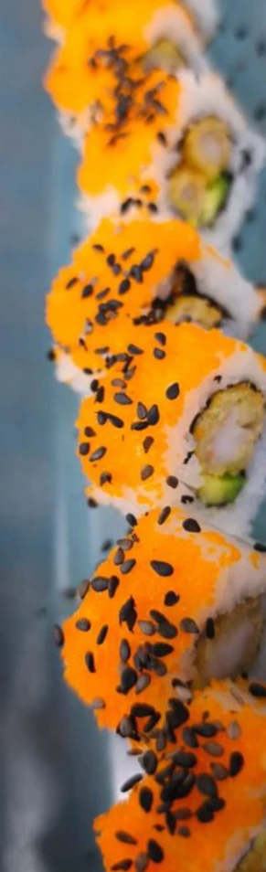 Rollos naranja y ajonjolí