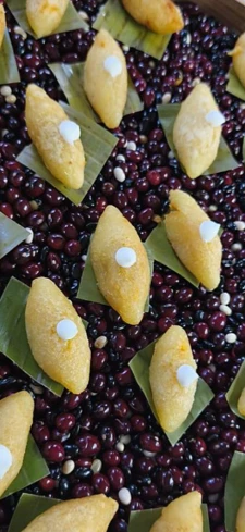 Carimañolas sobre frijoles
